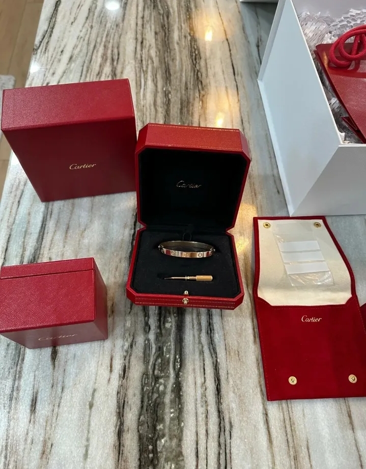bracelet love cartier en or rose taille 17